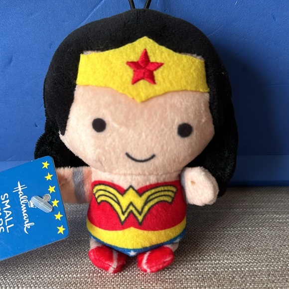 Hallmark Wonder Woman ornament - Picture 2 of 5